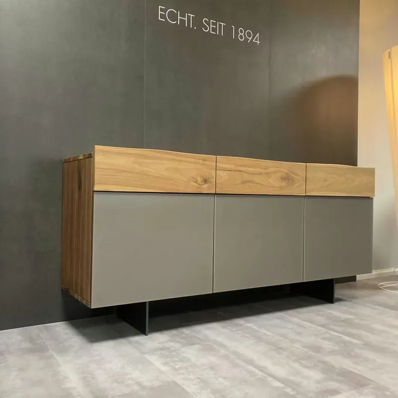 Neu Sideboard Stamm 03 Astnuss Massiv mit Glaselementen
