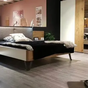 Massivholz-Schlafzimmer Feel mit Kommode und Standspiegel Must-Have
