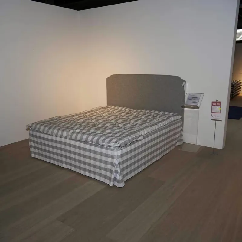 Bett Marquis mit Husse Kopfteil Harmoni Stoff Dove Wool mit L-Füßen Taupe-Check Wochenendangebot