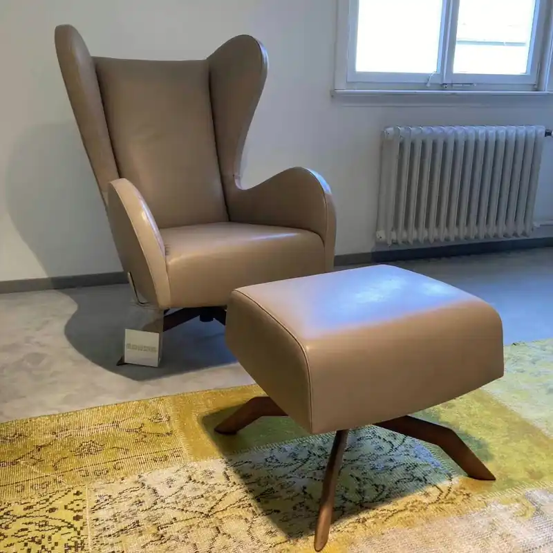 Sessel Felix Leder Alpaca Braun Gestell Nussbaum mit Hocker Garantierte Lieferung