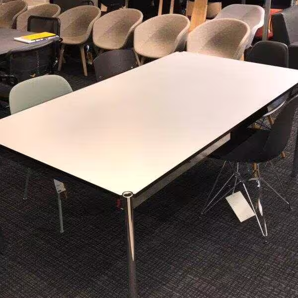 Ausverkauf Tisch Oberfläsche Egger F509 Silbermatt Gestell Verchromt