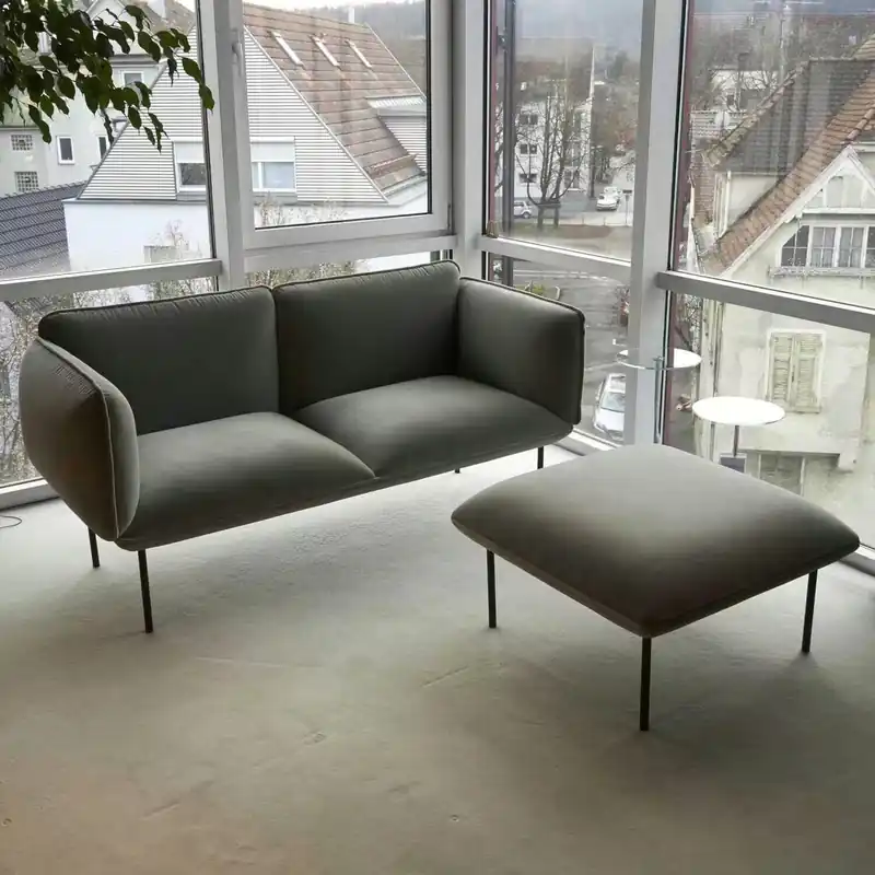 Neu Sofa 2-Sitzig Nakki Stoff Kvadrat Grau Füße Metall Mit Hocker