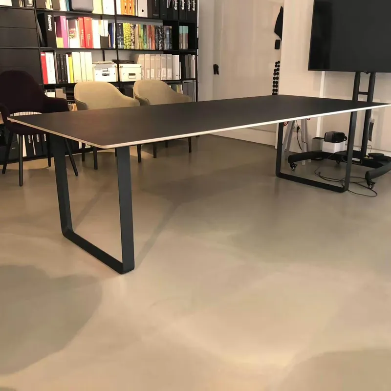 Tisch 70/70 Extra Large Platte Linoleum Schwarz Gestell Aluminium Schwarz Markenprodukt