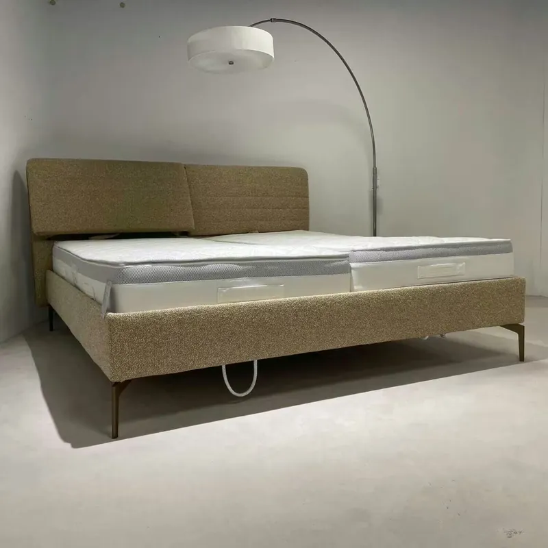 Bett Pad Stoff Beige-Gelb Kopfteil Quergesteppt fest und verstellbar, Füße Metall bronze metallic Highlight